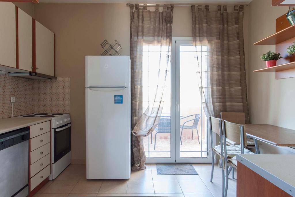 Kuchnia lub aneks kuchenny w obiekcie Aegina Villa Kalliopi