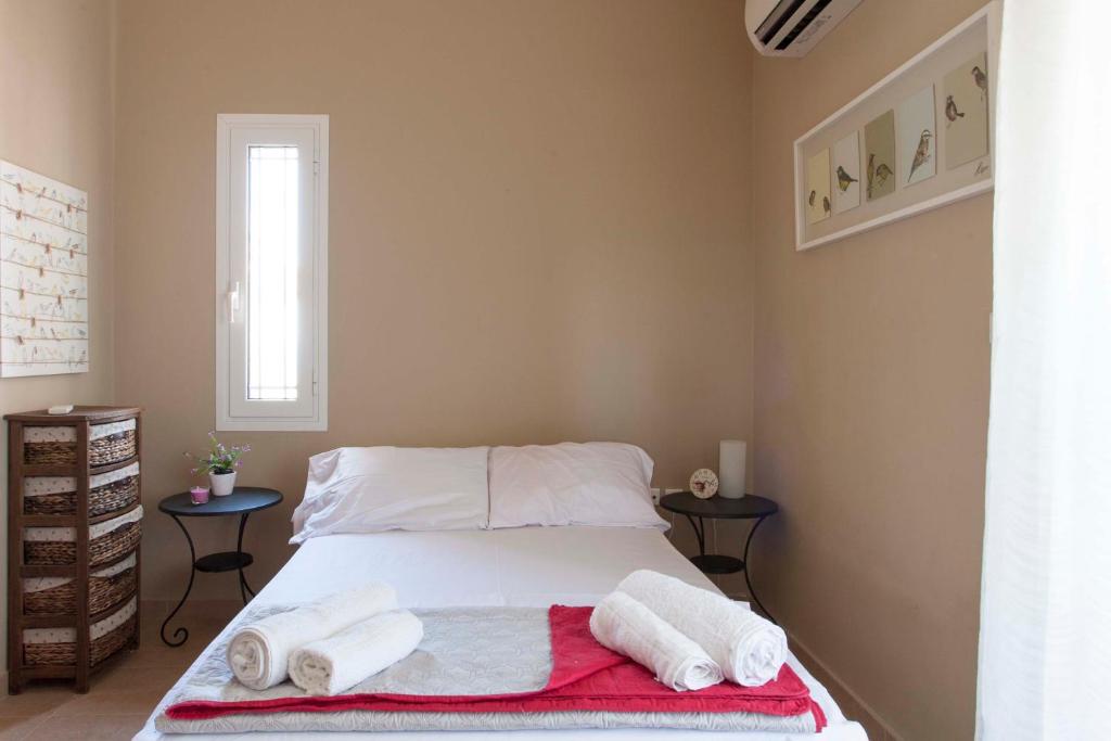 Łóżko lub łóżka w pokoju w obiekcie Aegina Villa Kalliopi