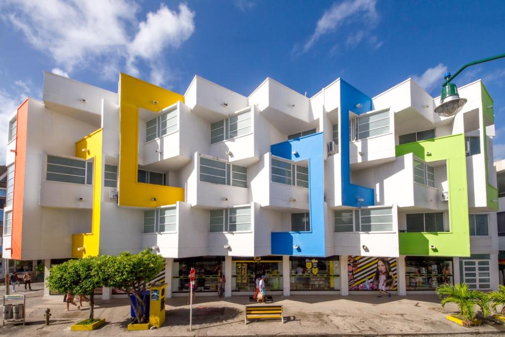 um edifício com varandas coloridas em Apartamentos Turisticos In Di Morgan's Canon em San Andrés