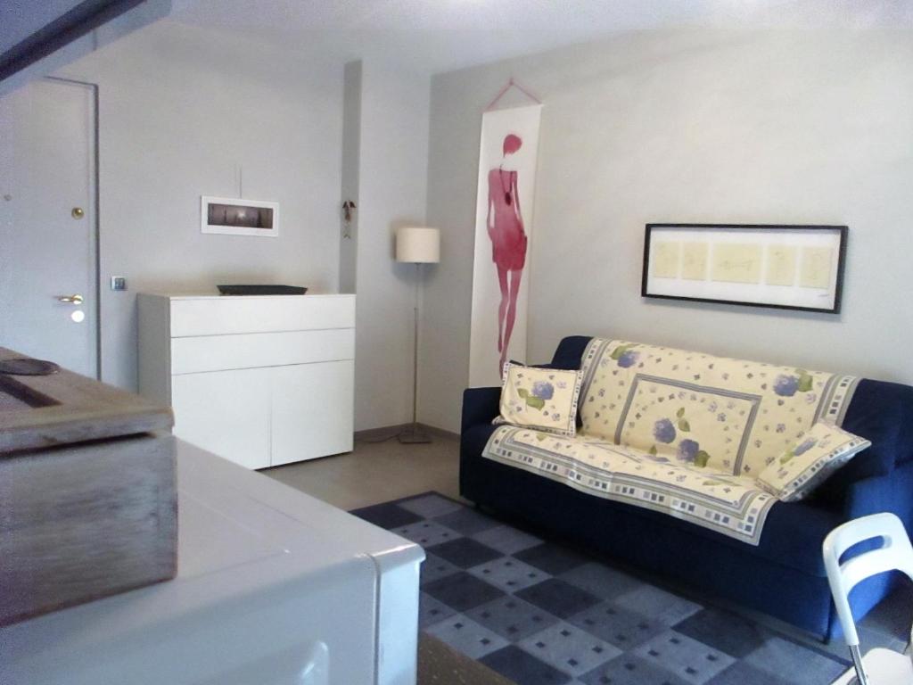 uma sala de estar com um sofá e uma mesa em Appartement Cattleya - rue halevy em Nice