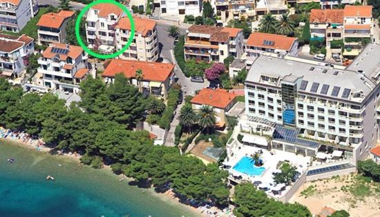 an aerial view of a resort with a green circle at Apartments Villa Desire in Makarska