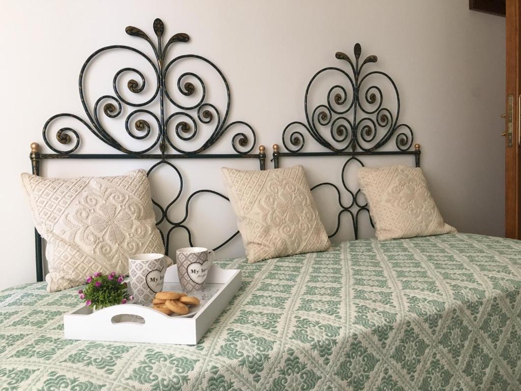アルゲーロにあるSu Corittu Guesthouseのベッドルーム1室(緑と白のベッドカバー付)