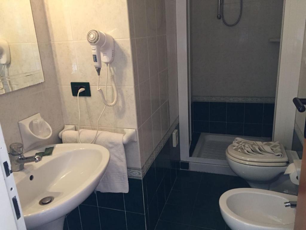 Koupelna v ubytování Hotel Lido