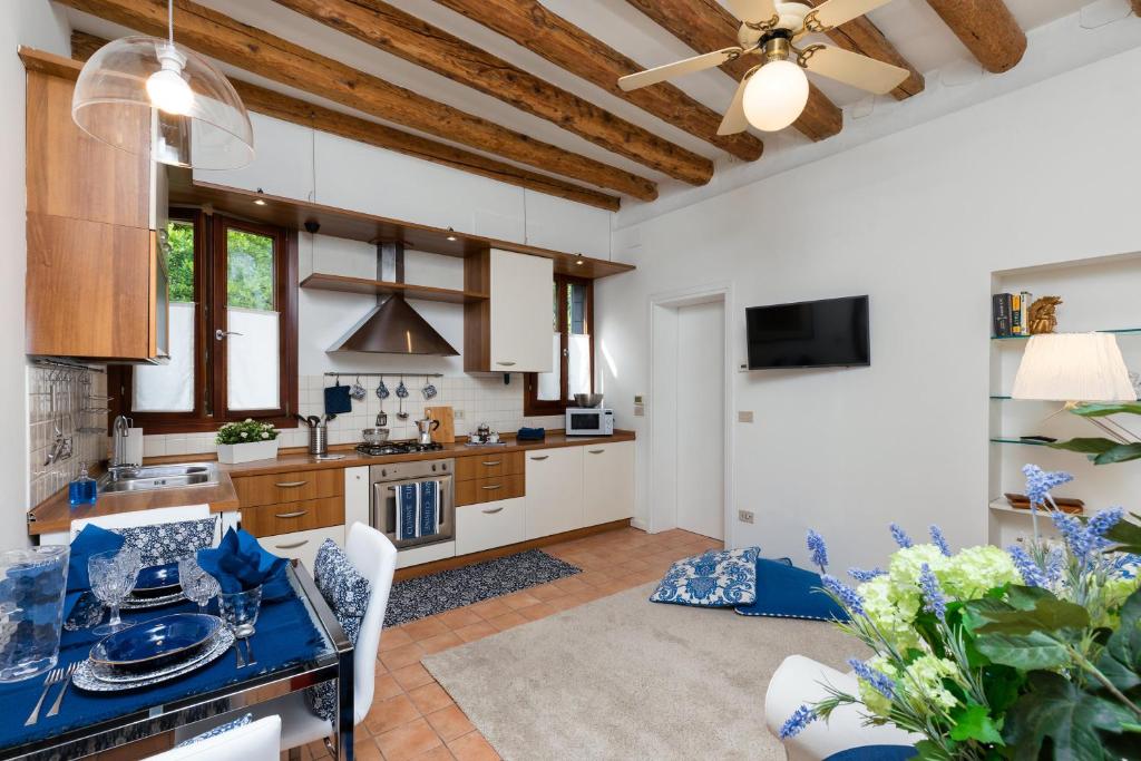 uma cozinha com tectos em madeira e uma bancada azul em CA' DIVA em Veneza