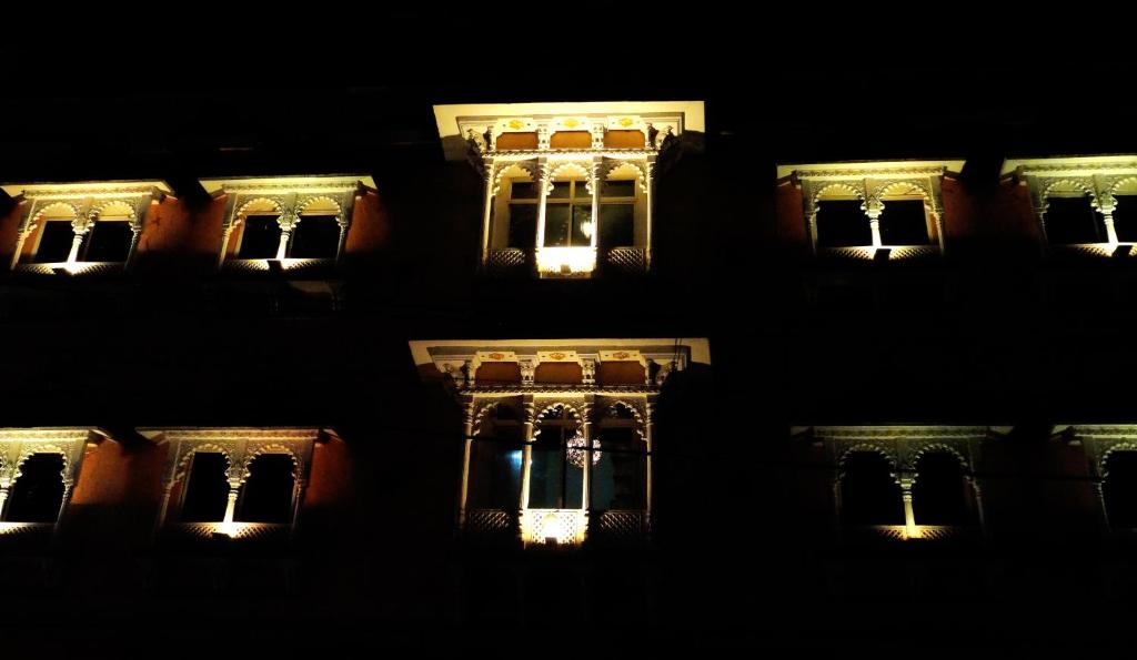 nocny widok na budynek z oświetleniem w obiekcie Hotel Parvati Palace Sehore w mieście Sehore