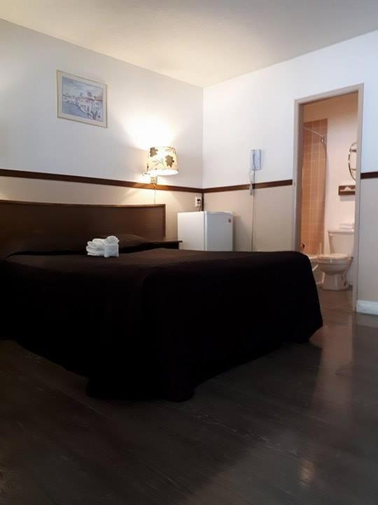 Postel nebo postele na pokoji v ubytování Falcon Nest Motel