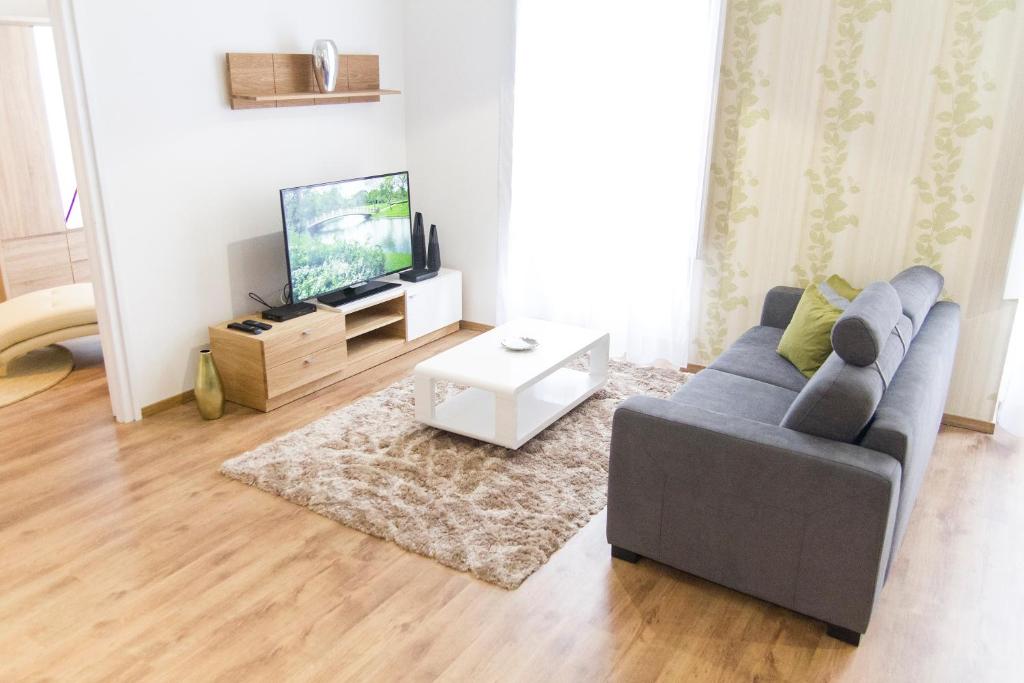 TV a/nebo společenská místnost v ubytování Luxury 2BR Apt by the Synagogue