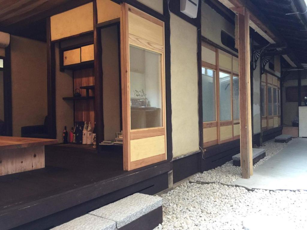 een gebouw met houten deuren en ramen erop bij Kyoto style small inn Iru in Kyoto
