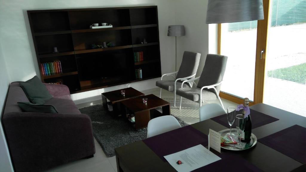 sala de estar con sofá, mesa y sillas en Villa Dudinka, en Dudince