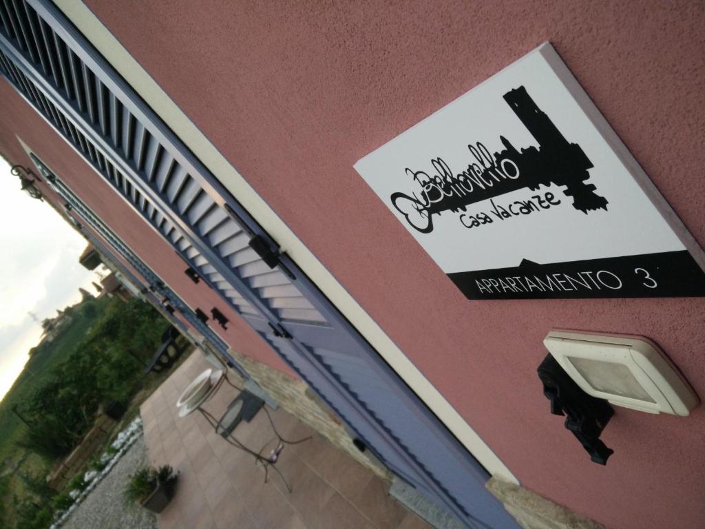 um sinal na lateral de um edifício em Casa Vacanze Bellovello em Barbaresco