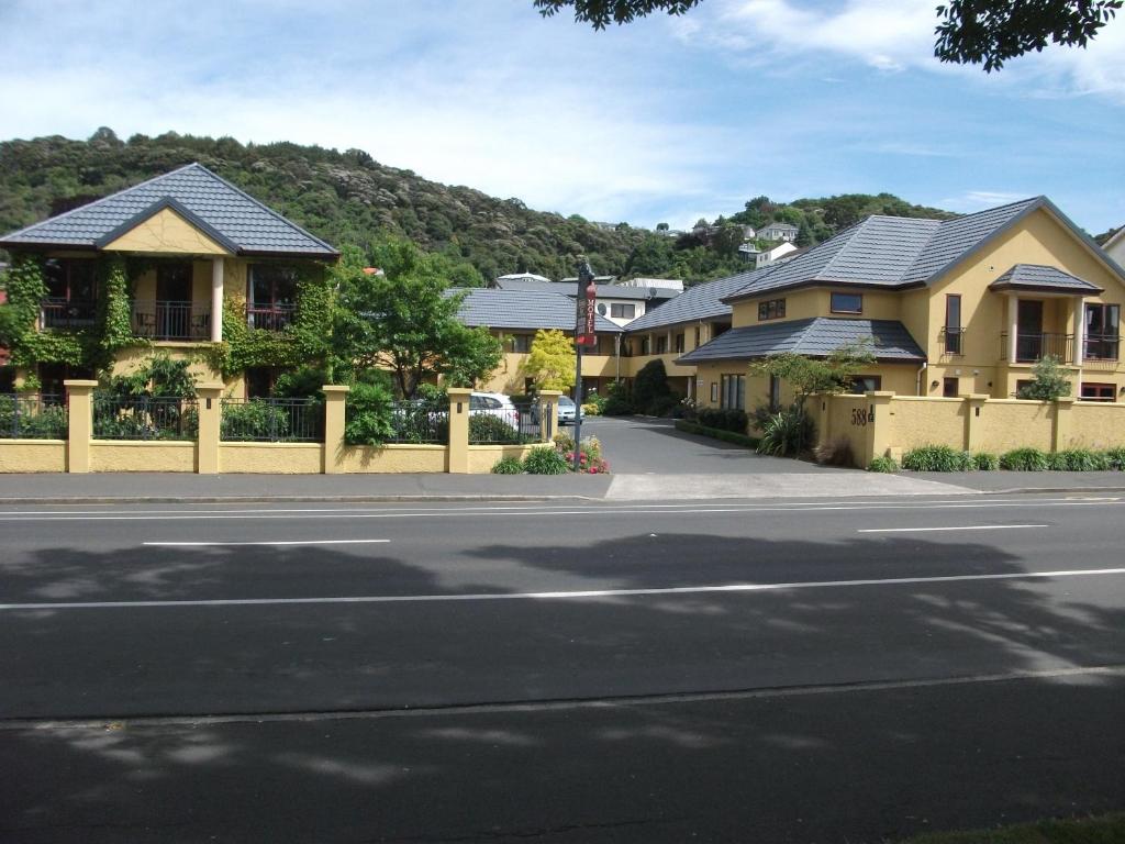 uma fila de casas ao lado de uma rua em Alhambra Oaks Motor Lodge em Dunedin
