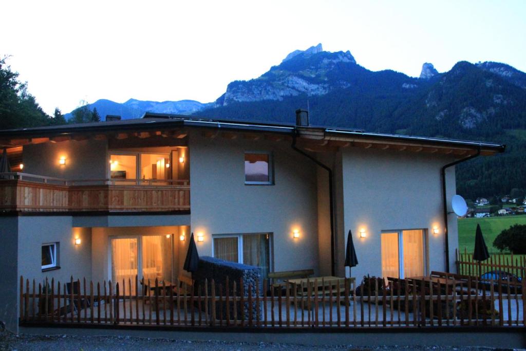 A general mountain view or a mountain view taken from the holiday home