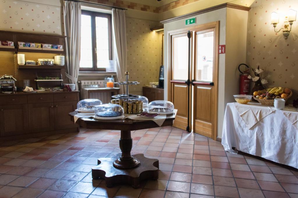 Una cocina o zona de cocina en Hotel Sesmones