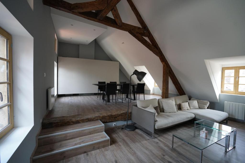 uma sala de estar com um sofá e uma mesa em Guest VIP Annecy Lake em Annecy