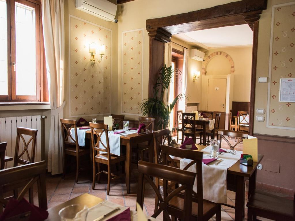 Un restaurante o sitio para comer en Hotel Sesmones