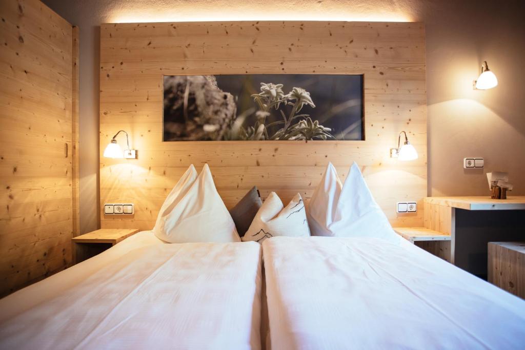 Postel nebo postele na pokoji v ubytování Hotel Wildschütz