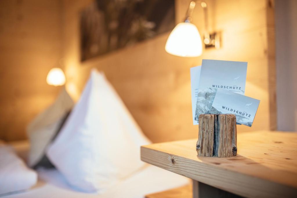 Postel nebo postele na pokoji v ubytování Hotel Wildschütz