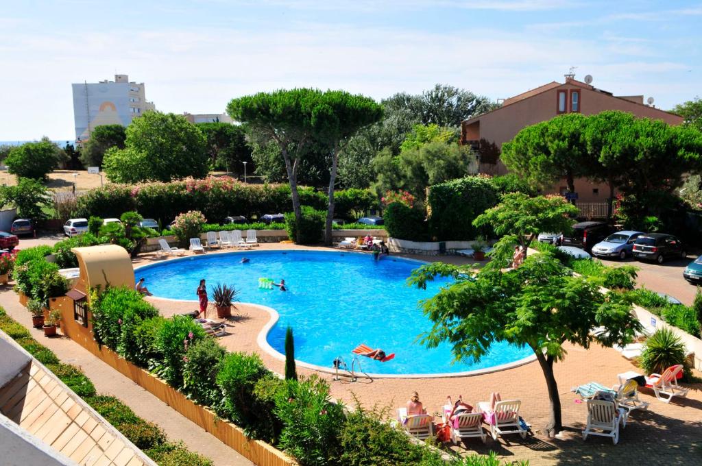 een uitzicht over een zwembad in een resort bij Résidence Goélia Aguylène in Carnon-Plage