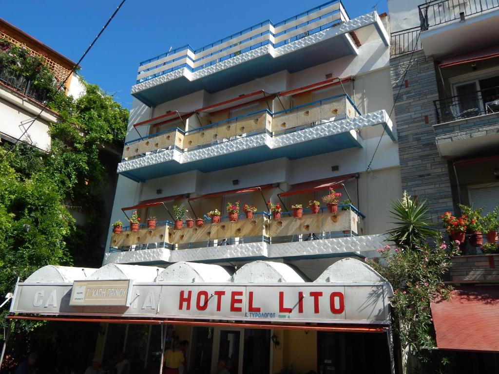 プリノスにあるLito Hotelの建物前のホテルのロトサイン