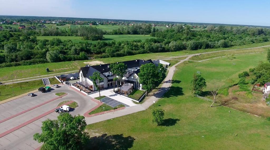 una vista aérea de una casa grande en un campo en Bulwary Biznes en Mielec