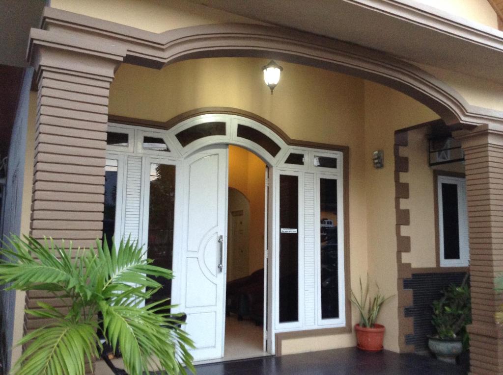 una porta d'ingresso di una casa con arco di Wisma Maharani a Wanci