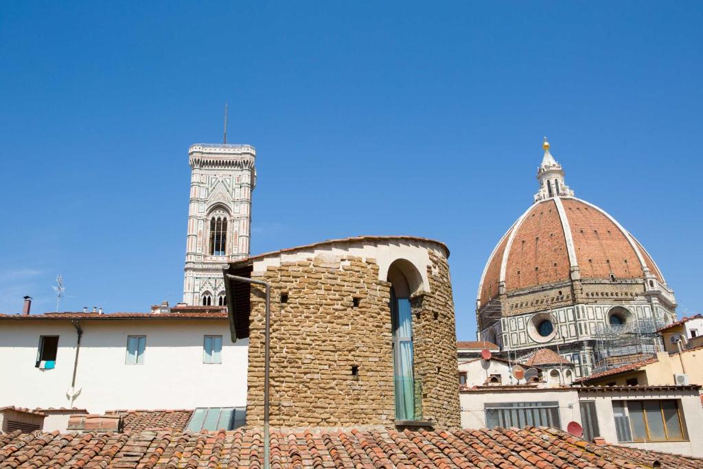un edificio con torre dell'orologio e cattedrale di Typical Florentine Apartment a Firenze