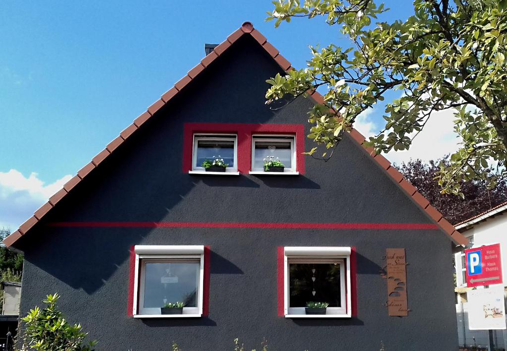 ピルマゼンスにあるMonteurunterkunft Haus Thomas Pirmasensの黒と赤の家