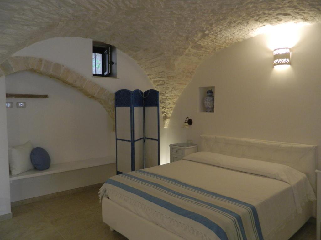 um quarto com uma cama num quarto em Residenza COLLEVISA em Locorotondo