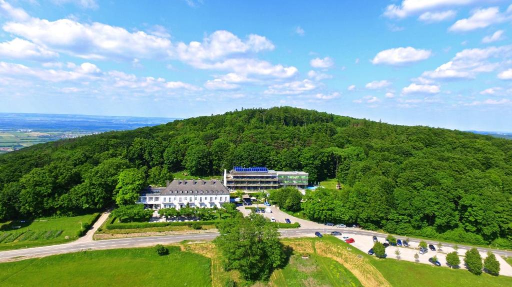 uma vista aérea de um edifício sobre uma montanha em Berghotel Tulbingerkogel em Mauerbach