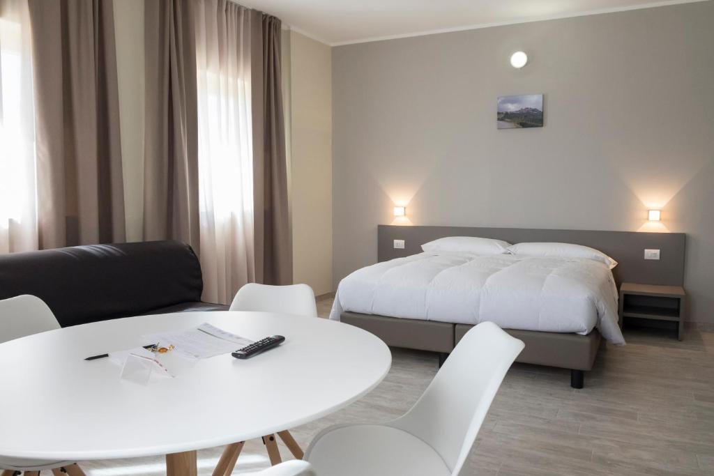 Un pat sau paturi într-o cameră la Hotel & Wellness Stella Delle Langhe