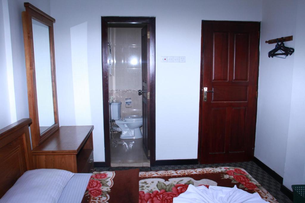 A bed or beds in a room at Al Jabal Apartments