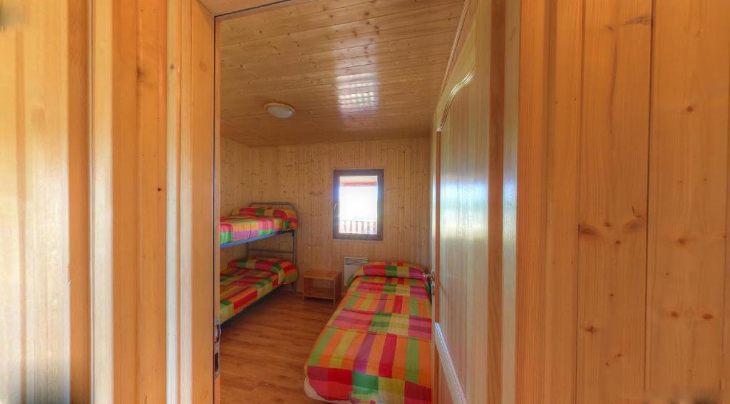 a small room with two bunk beds in a cabin at Casa Rural Cuesta Grande in Pelabravo