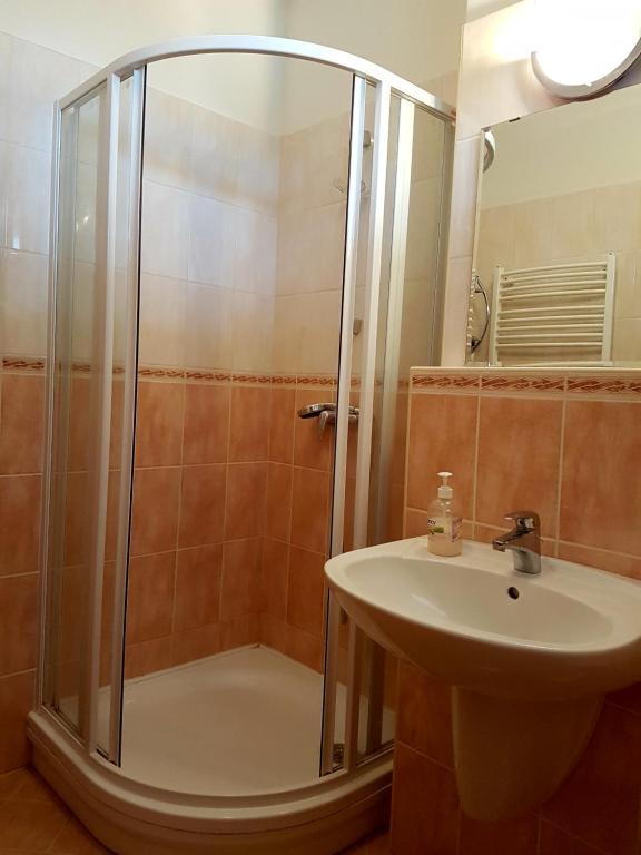 A bathroom at Emi apartman