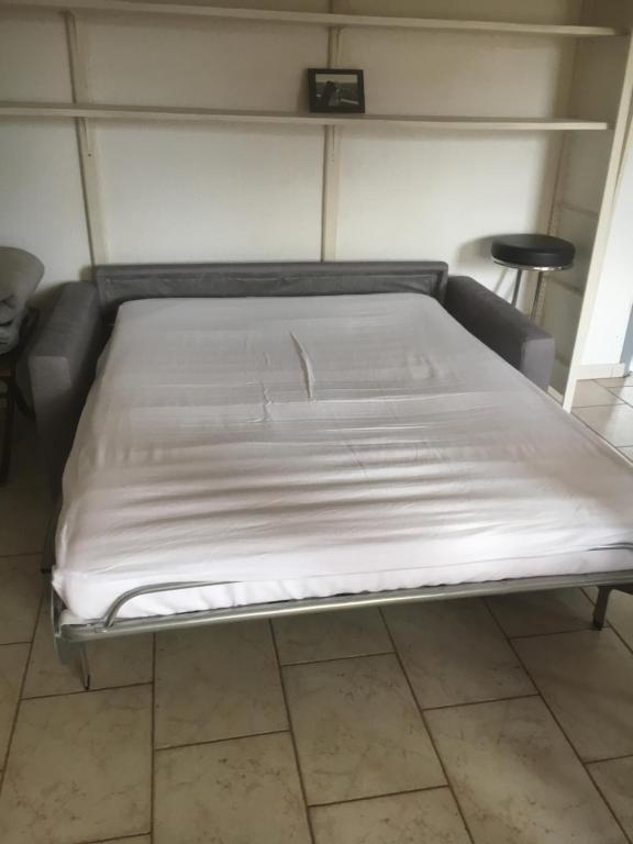 Łóżko lub łóżka w pokoju w obiekcie appartement calme de 48m2