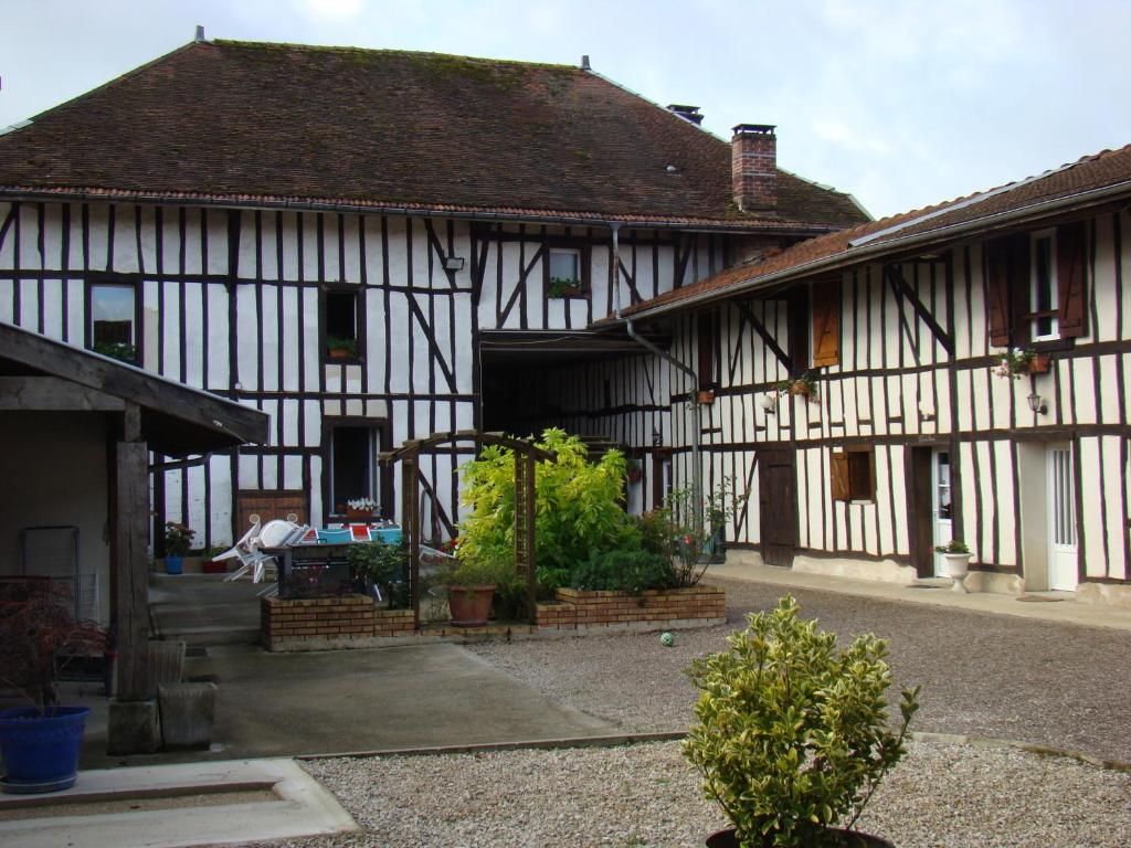 an old white and black building with a courtyard at Sente des Vignes in Hauteville