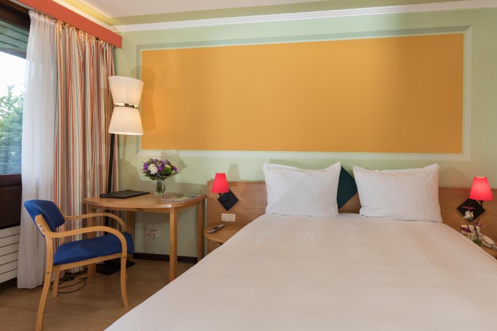 Postel nebo postele na pokoji v ubytování Hotel Parc Belle-Vue