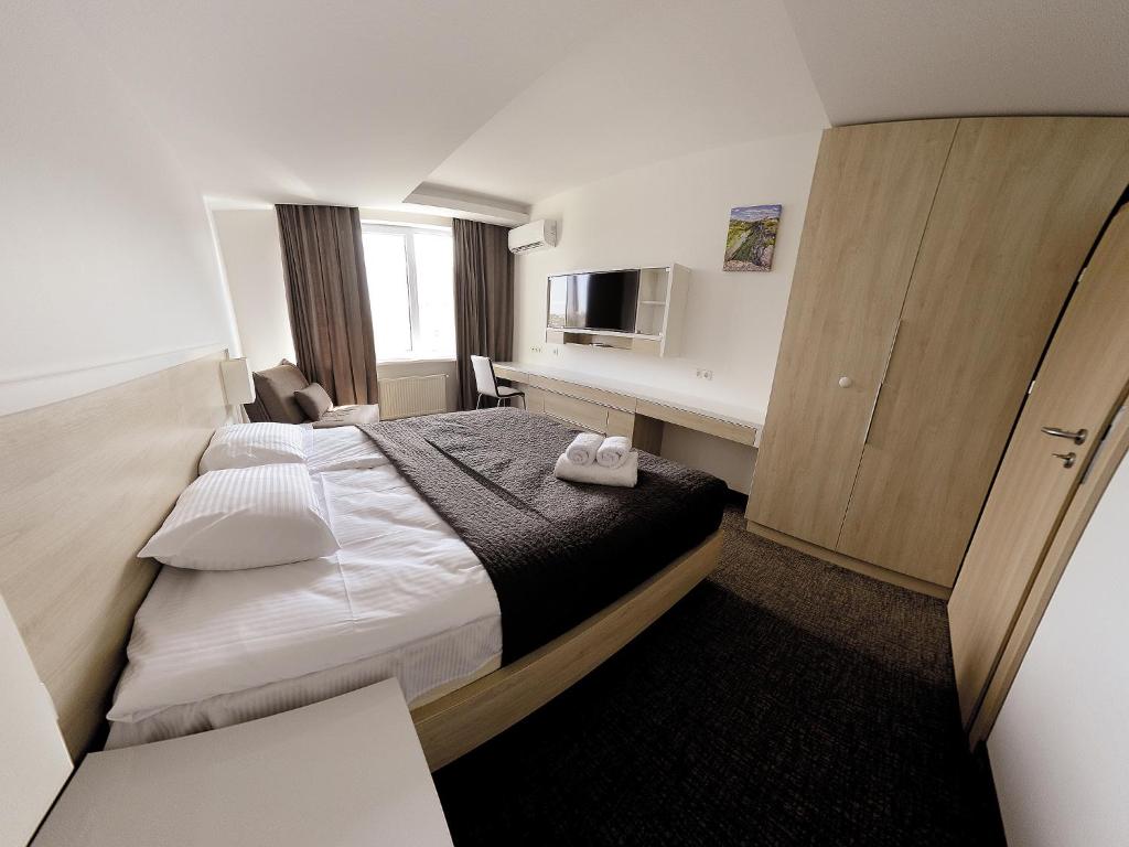 キシナウにあるApartment OneClickRent 01 Smarthouseのベッドと電子レンジ付きのホテルルーム