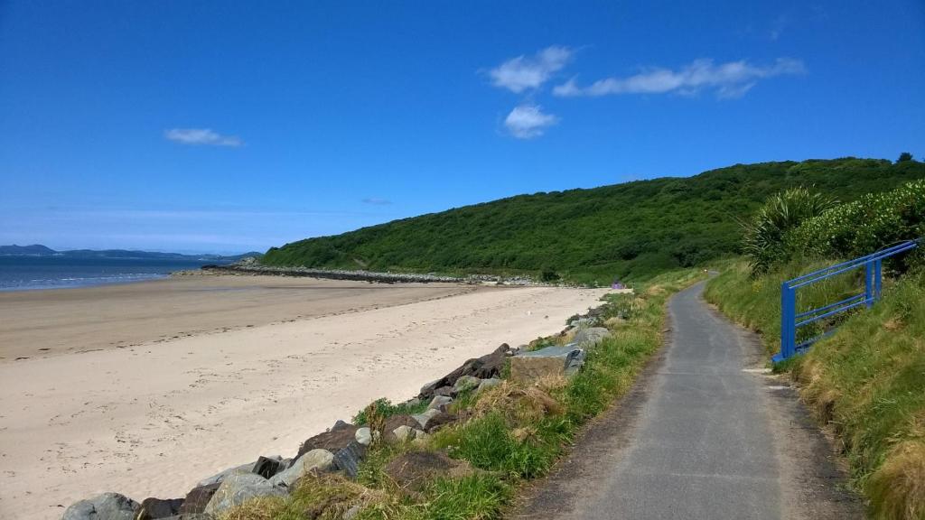 einen Weg hinunter zum Sandstrand in der Unterkunft Carolina Cottage in Buncrana