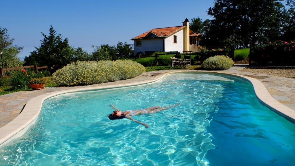 a person is swimming in a swimming pool at Agriturismo il Roccolo in Pantasina