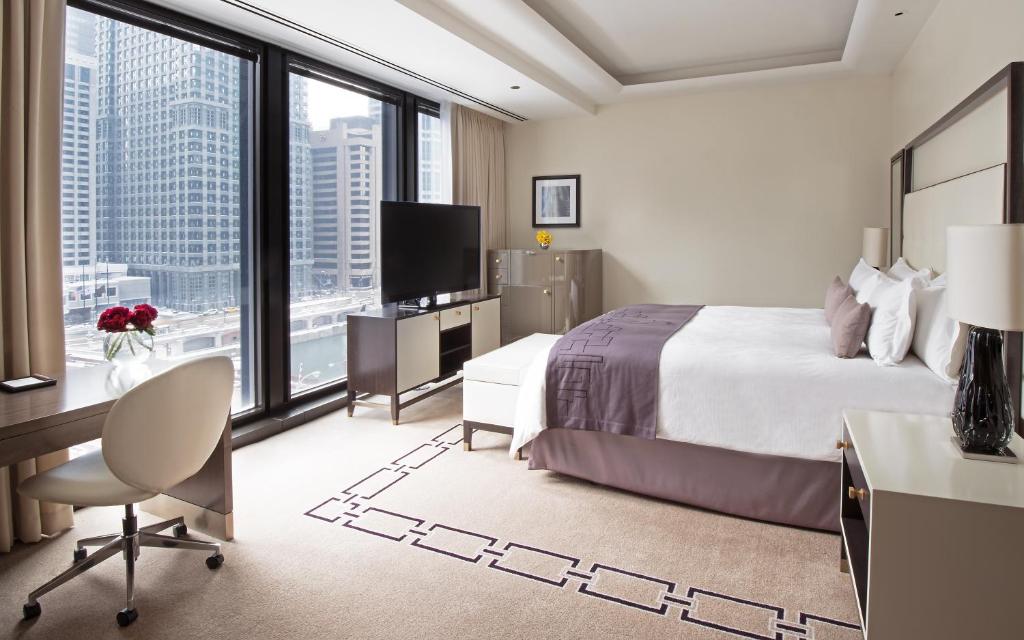 Postel nebo postele na pokoji v ubytování The Langham Chicago