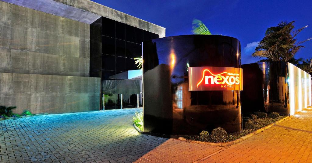 um edifício com um sinal nxos em frente em Nexos Motel Piedade - Adults Only no Recife