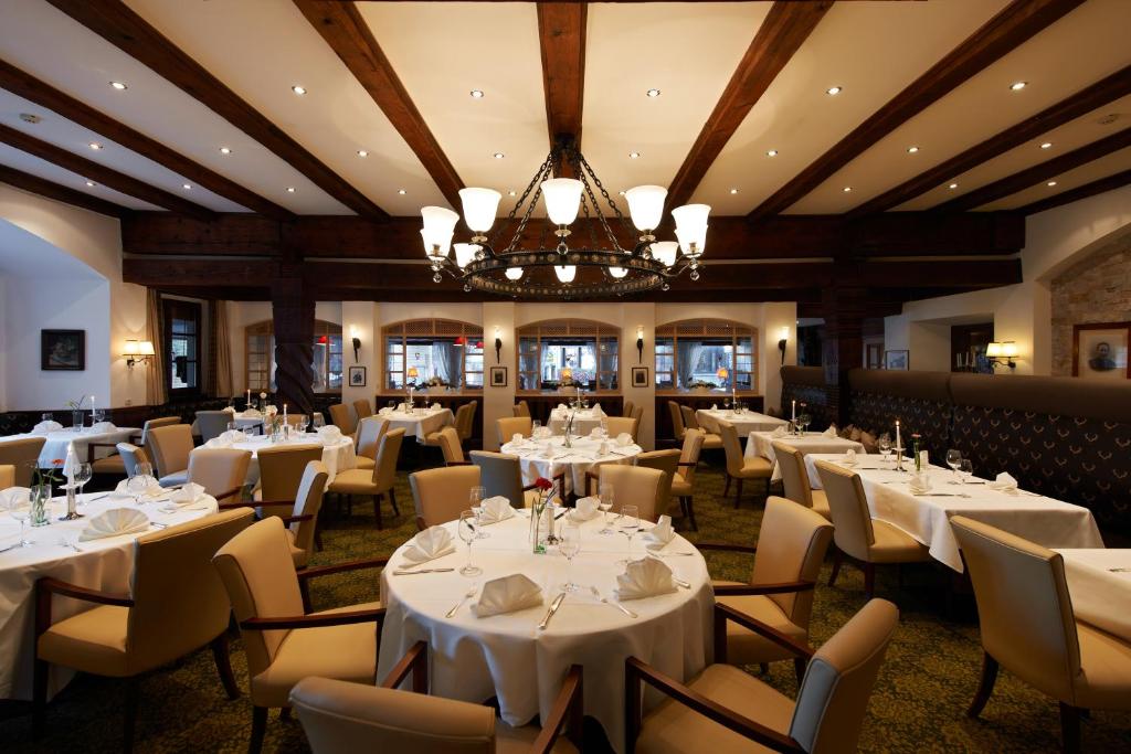 Reštaurácia alebo iné gastronomické zariadenie v ubytovaní Hotel Schwarzer Adler - Sport & Spa