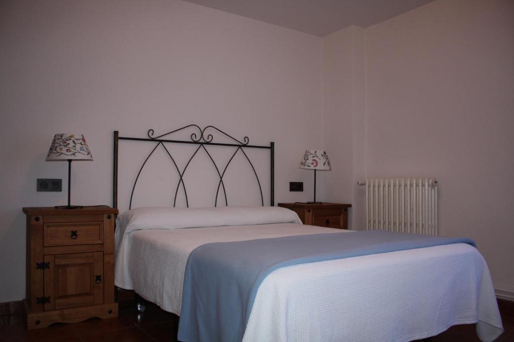 Postel nebo postele na pokoji v ubytování Hotel Mesón del Gallo