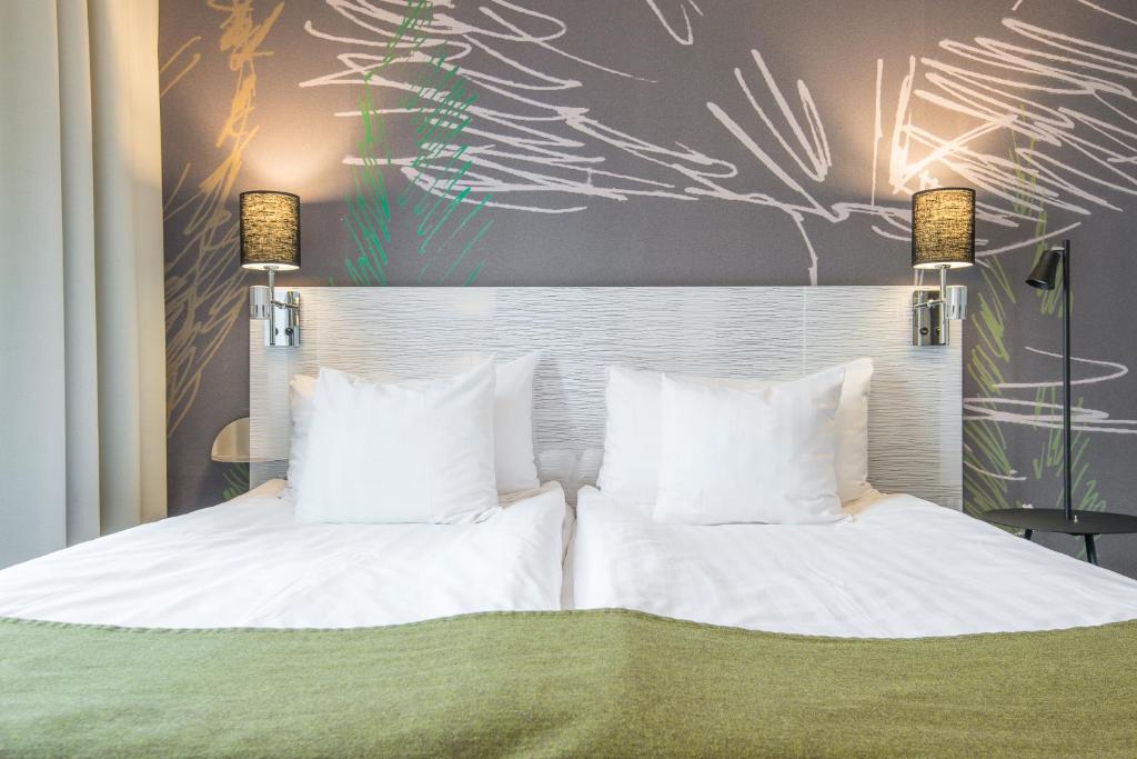 Postel nebo postele na pokoji v ubytování Quality Hotel Park Södertälje City