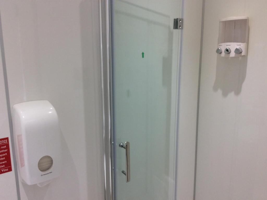 y baño con ducha y puerta de cristal. en Rudan Guest House, en New Deer