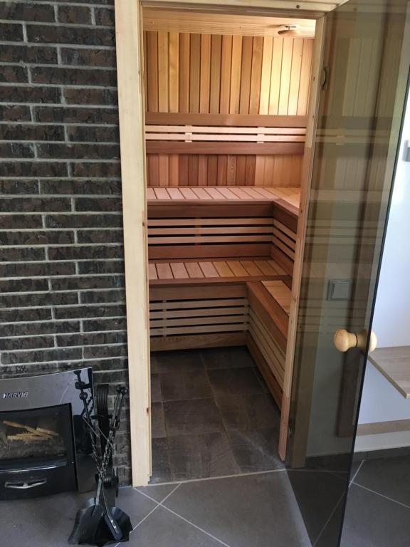 una sauna con scaffali in legno su un muro di mattoni di Jølster Holiday home a Skei