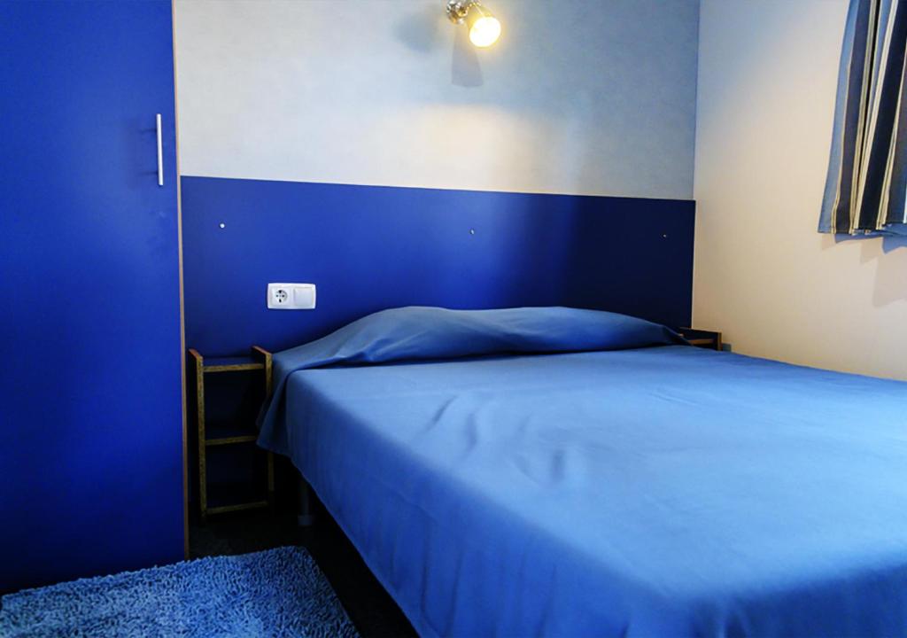 Ένα ή περισσότερα κρεβάτια σε δωμάτιο στο Parque De Campismo Orbitur Gala
