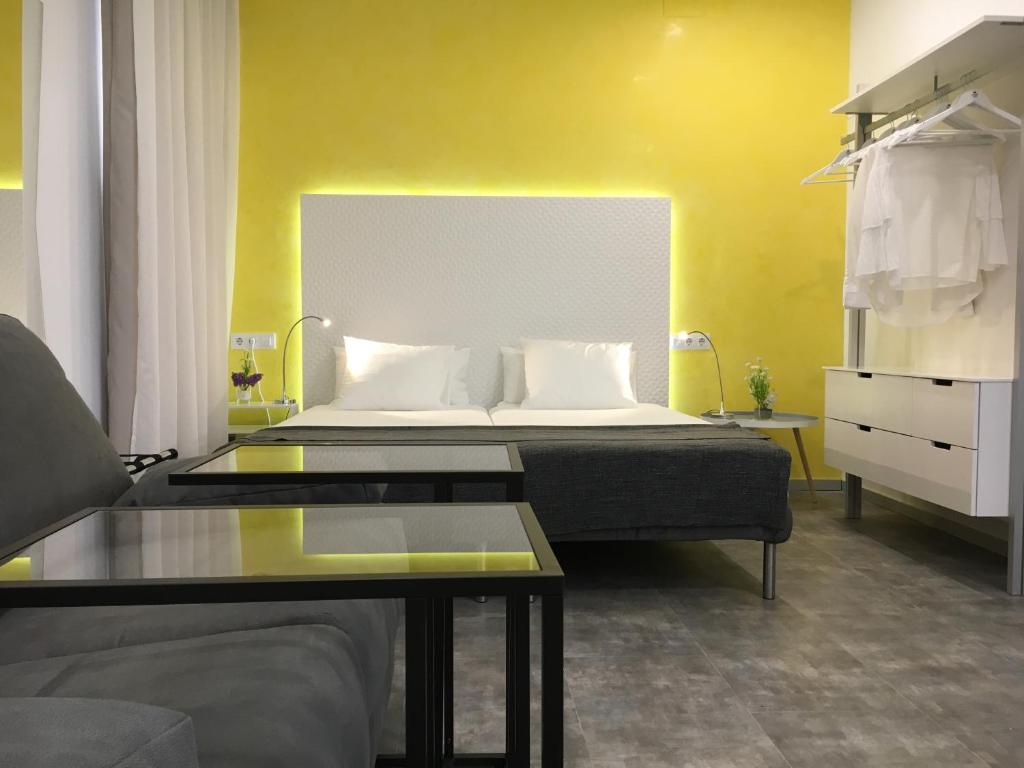 1 dormitorio con 1 cama grande y vestidor en Casual Suite in Córdoba, en Córdoba