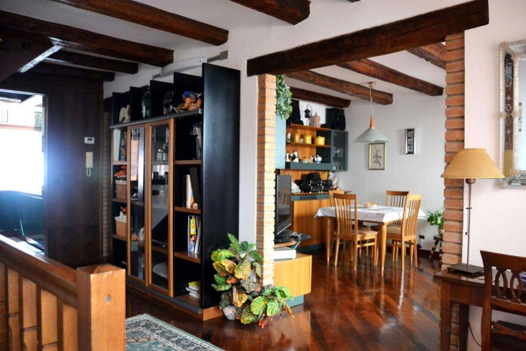 - une cuisine et une salle à manger avec une table et des chaises dans l'établissement Relaxing Venetian Flat, à Venise