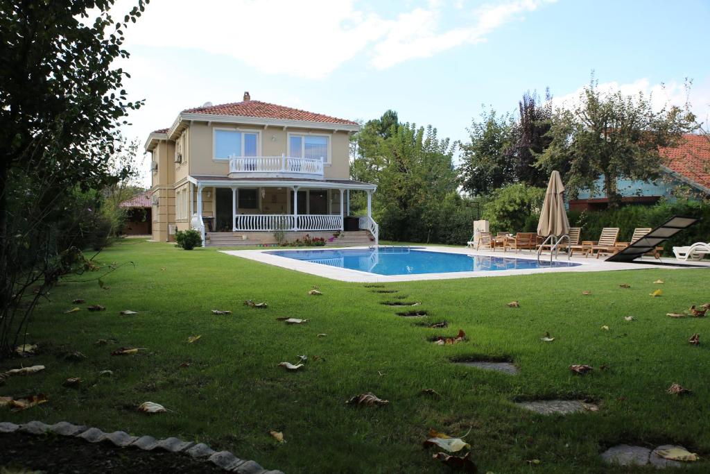 ein Haus mit einem Swimmingpool im Hof in der Unterkunft Damla Pansiyon in Sapanca